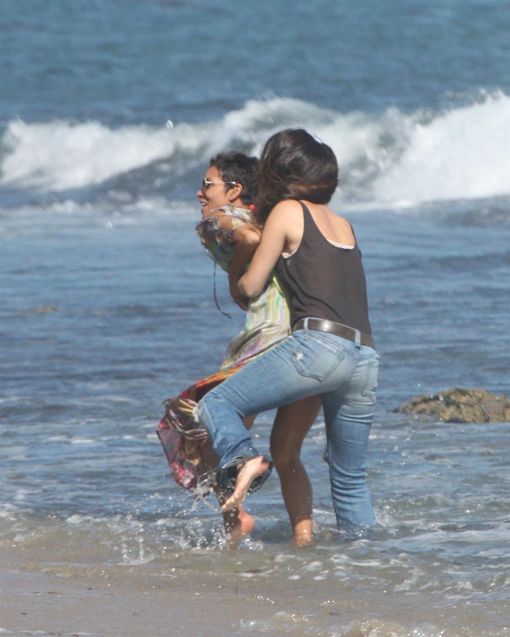 Halle Berry spends her 45th birthday on Malibu Beach photos | Picture 59752